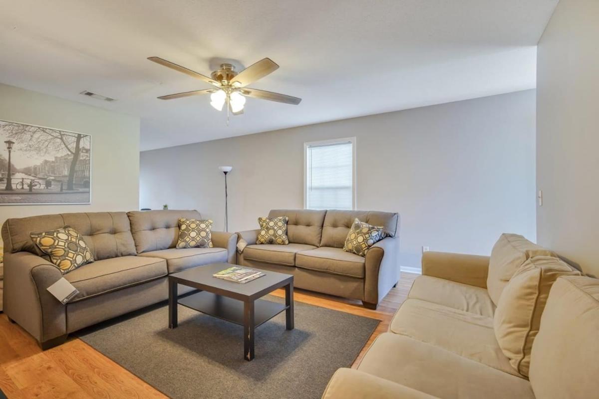 Charming Gray Home- 5 Mins From Gsu! สเตทส์โบโร ภายนอก รูปภาพ
