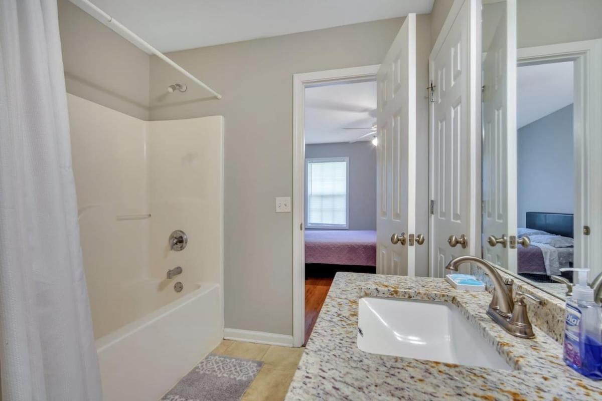 Charming Gray Home- 5 Mins From Gsu! สเตทส์โบโร ภายนอก รูปภาพ