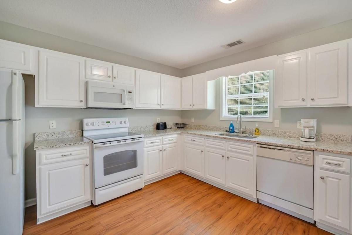 Charming Gray Home- 5 Mins From Gsu! สเตทส์โบโร ภายนอก รูปภาพ
