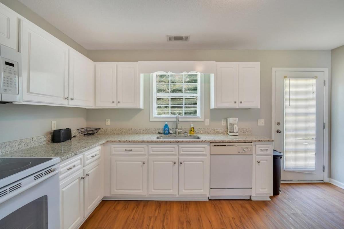 Charming Gray Home- 5 Mins From Gsu! สเตทส์โบโร ภายนอก รูปภาพ