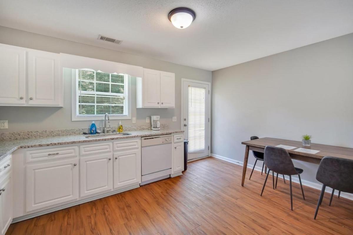 Charming Gray Home- 5 Mins From Gsu! สเตทส์โบโร ภายนอก รูปภาพ