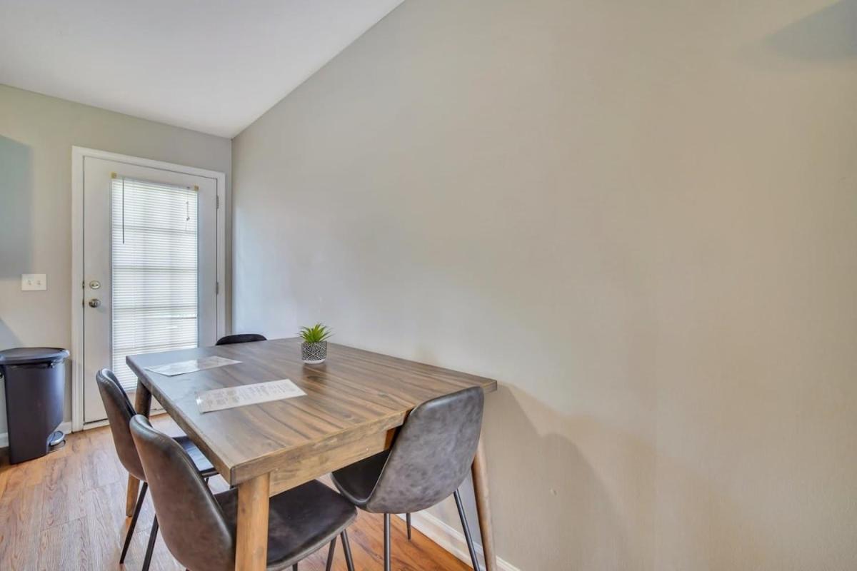 Charming Gray Home- 5 Mins From Gsu! สเตทส์โบโร ภายนอก รูปภาพ