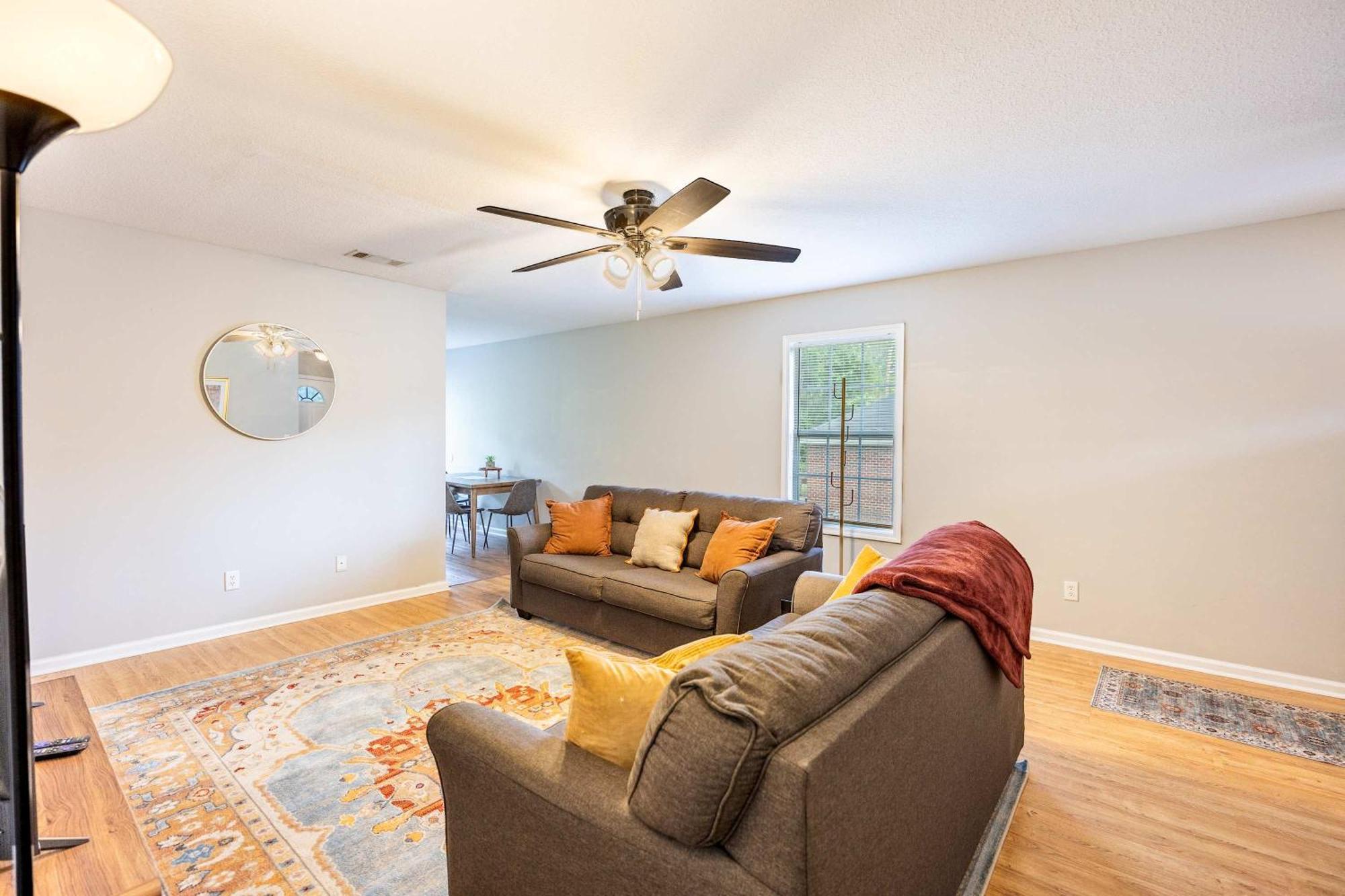 Charming Gray Home- 5 Mins From Gsu! สเตทส์โบโร ภายนอก รูปภาพ