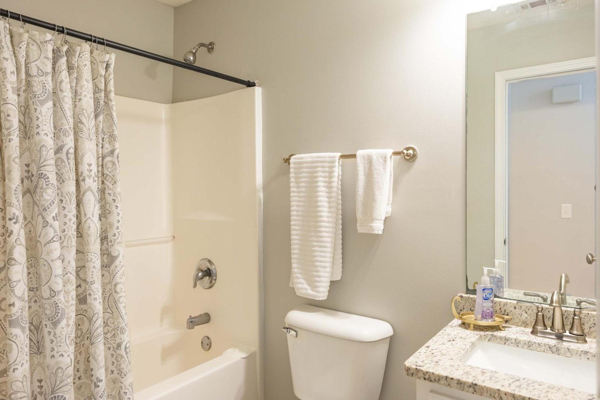 Charming Gray Home- 5 Mins From Gsu! สเตทส์โบโร ภายนอก รูปภาพ