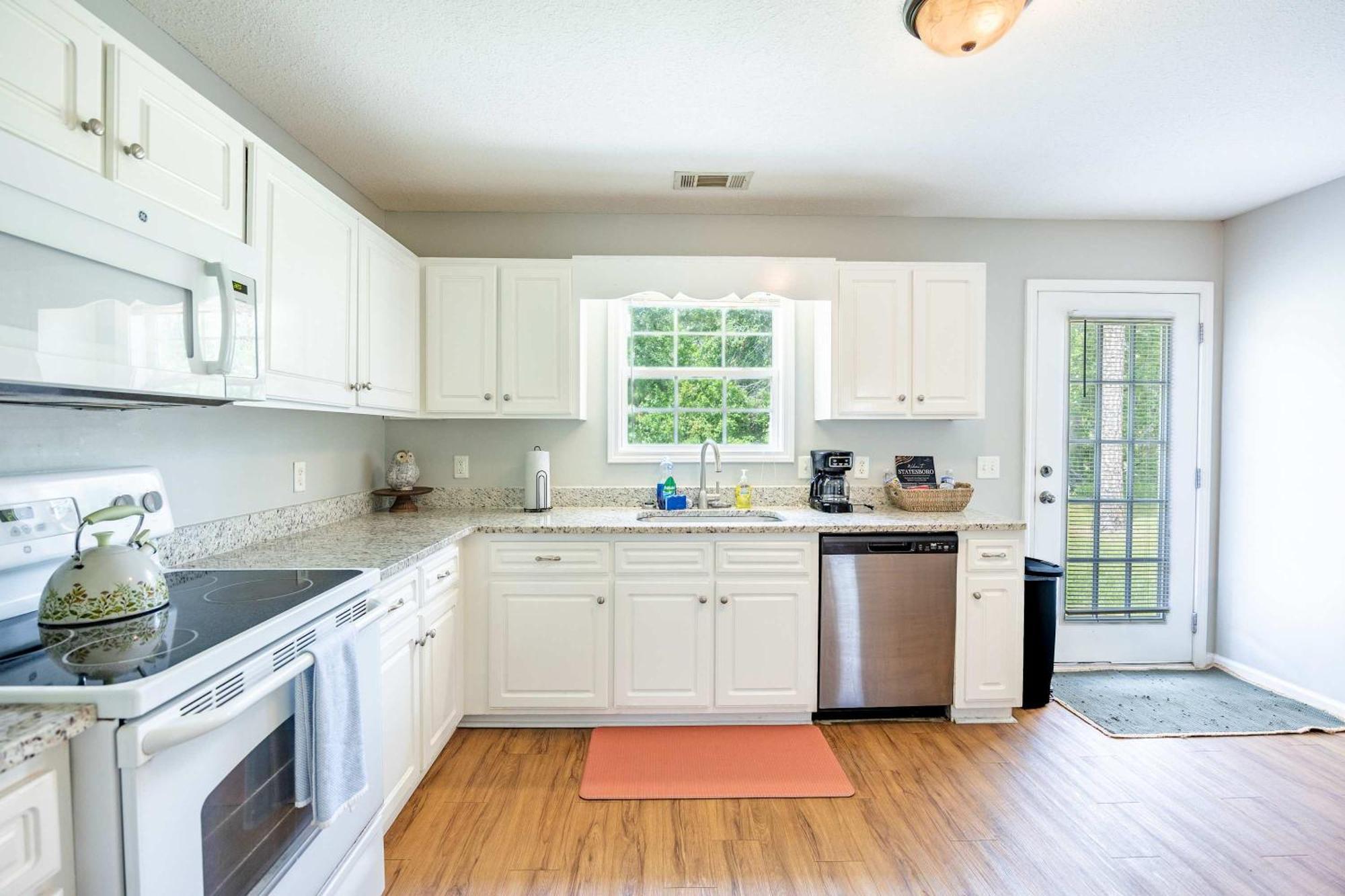 Charming Gray Home- 5 Mins From Gsu! สเตทส์โบโร ภายนอก รูปภาพ