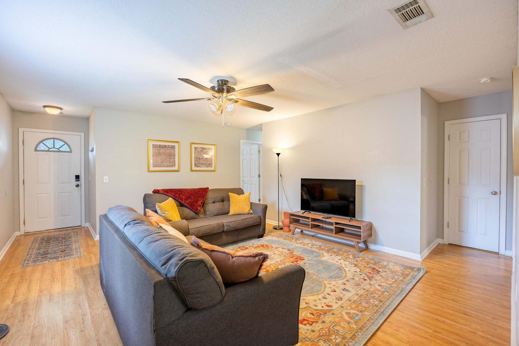Charming Gray Home- 5 Mins From Gsu! สเตทส์โบโร ภายนอก รูปภาพ